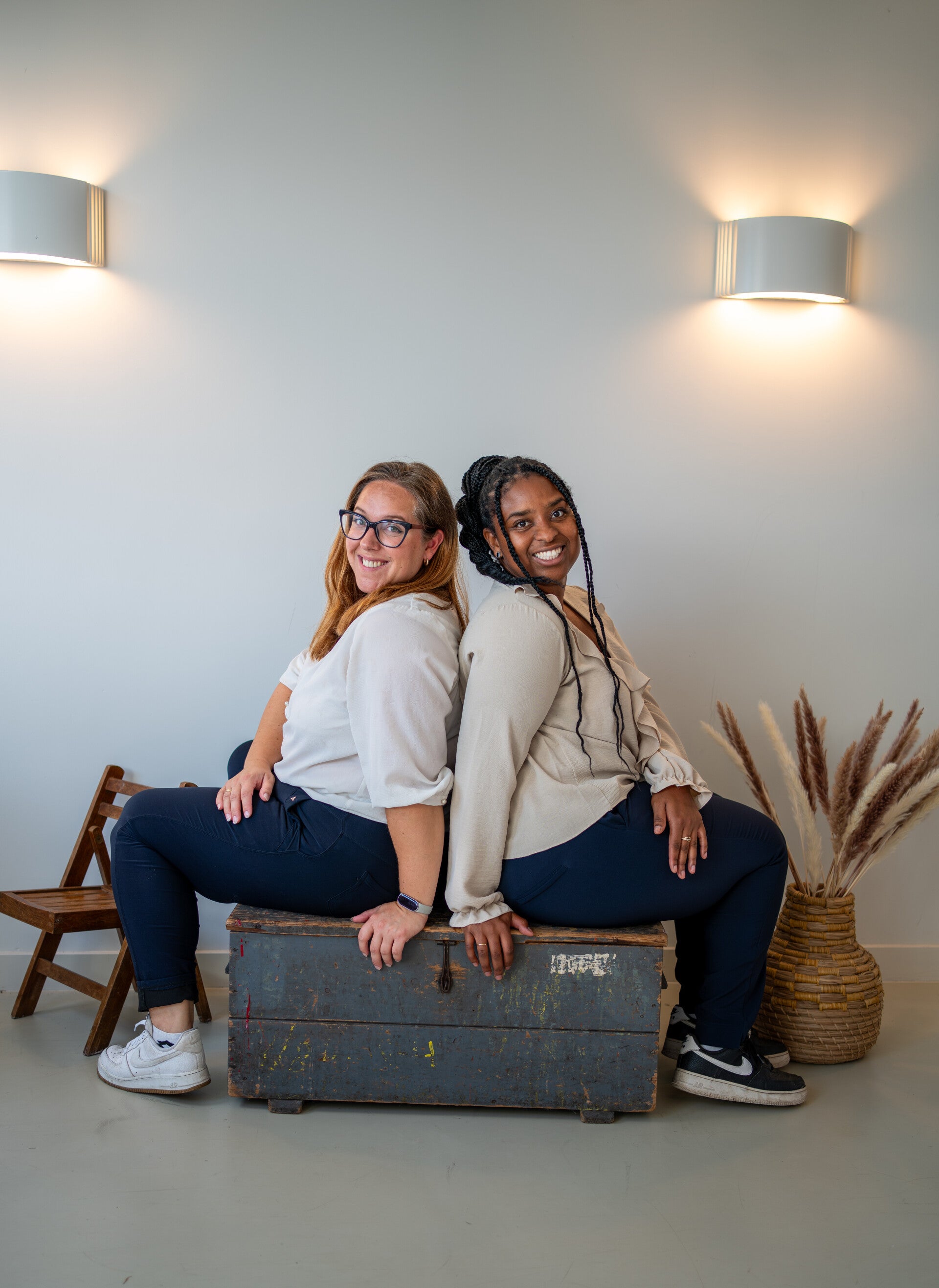 Twee vrouwen met camera in een lichte studio