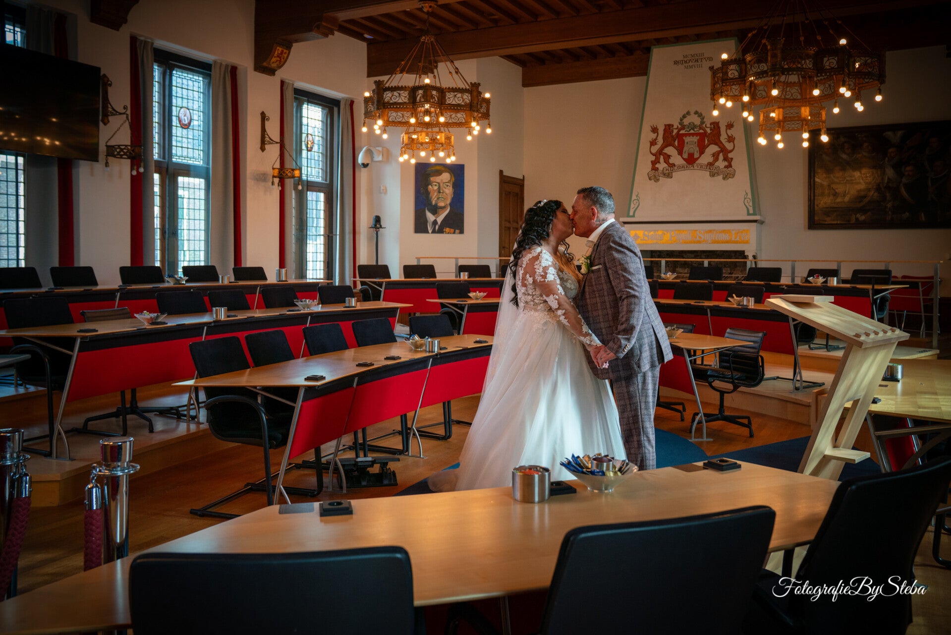 Bruidspaar in een raadszaal